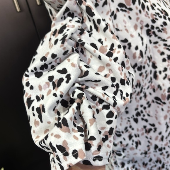 Melloday Ruched Mid sleeve, round neck,gold, zipper back patterned top - Picture 2 of 10